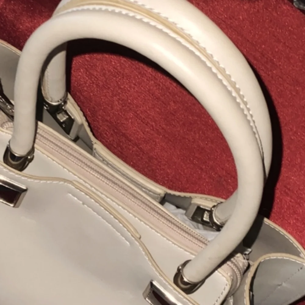 Handbag - Picture 2 of 10